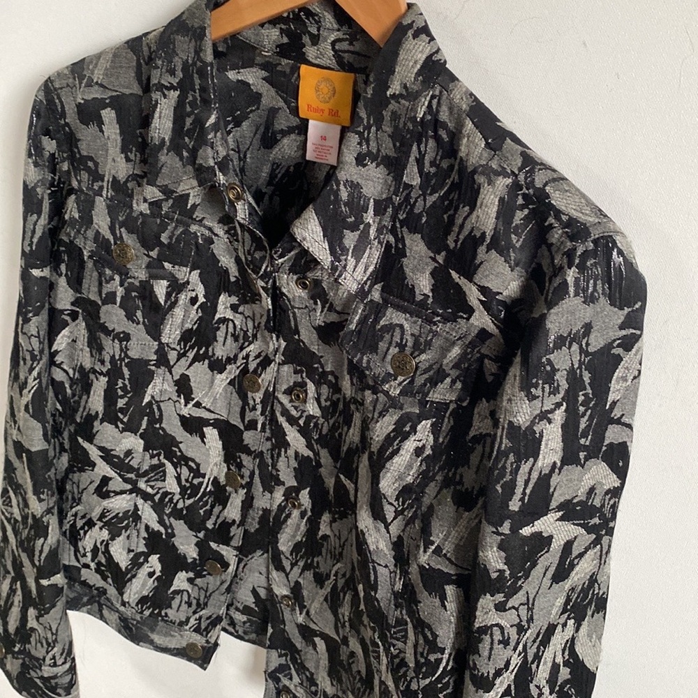 Ruby Rd. Graphic design printed black, white & gray long sleeve jacket, Size 14 - Picture 6 of 11